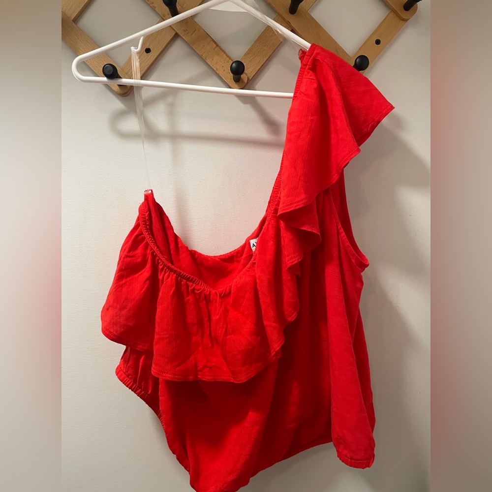 🔴4/$15 BUNDLE ONLY🔴 Ava & Viv Cropped One Shoulder Top